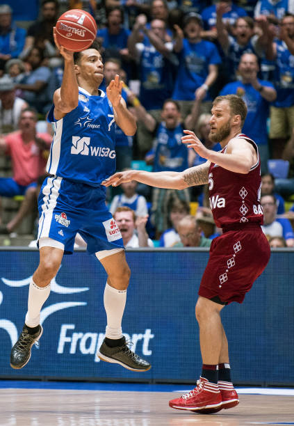 表现极其出 表现极其出